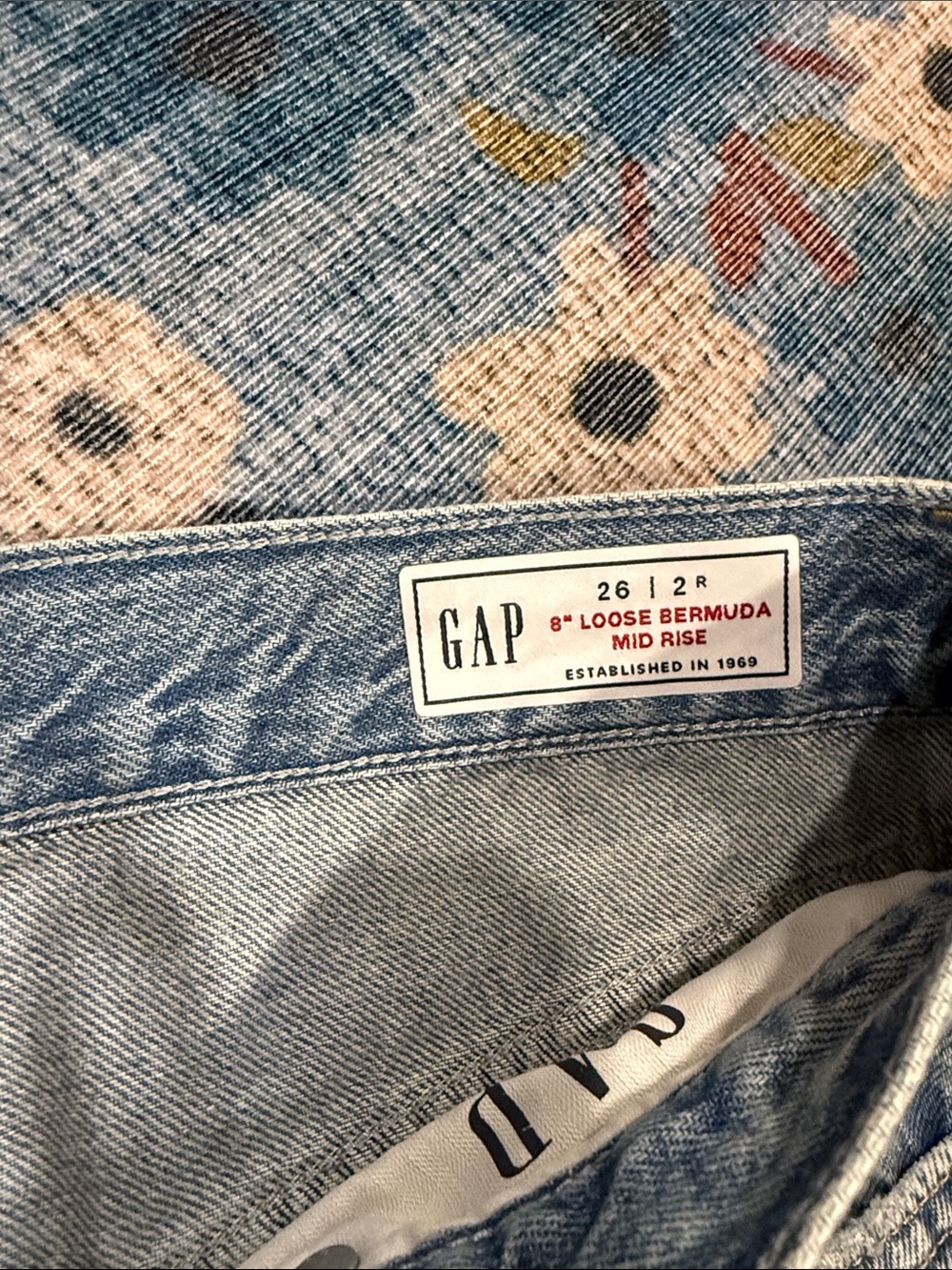 Gap • 8” distressed loose Bermuda mid rise denim short - Picture 2 of 8